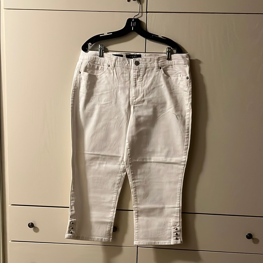Chic White Cropped Pants with Pocket & Button Accents